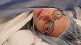 医院产房直击孕妇艰辛的剖腹产生子过程,这母子俩的鼻子长得好像