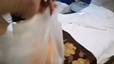 帅气小伙子，去宾馆给美女送外卖，没想到她还是一个单身！