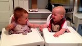 一个耍宝一个笑不停，双胞胎宝宝欢乐多啊！