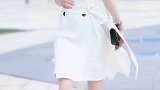 街拍短裙长腿高跟鞋，夏天女生逛街的标配，这气质也是独一无二