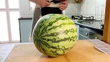 一个戏精的西瓜在厨房会发生什么呢？