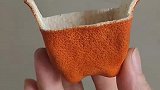 男子用柚子皮制作各种小物件，这是真皮的