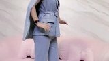 穿着高跟鞋表演一字腿 美女的动作确实很高难！