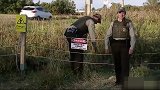 国外恶搞，警察看见美女欲采花相送，不小心触电
