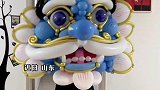 男子用气球制作醒狮狮头，那只拖鞋都在努力表演