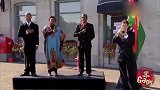 国外恶搞合集，小号演奏者差点被小旗子绑住，太好笑了
