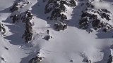 惊险！外国小哥滑雪炫技引发雪崩 逃生过程堪比大片