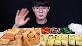 韩国斯文小哥，吃猪肉泡菜汤和鸡蛋卷，配泡菜，吃得太香了