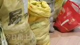 父母托亲戚给儿子带土特产，装了满满7个蛇皮袋儿子
