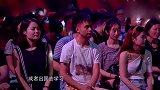 伍思凯魅力十足！一首《舞月光》，经典听不够！