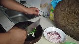 怀念儿时妈妈做的味道，小伙嘴馋自己做这道菜，味道还不错