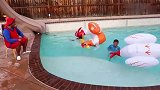 温蒂和好朋友在游泳池里玩巨大的充气玩具