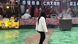 NPC看见女生路过，立马上前恶搞