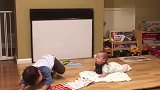 2岁小哥哥跟着音乐表演灵魂舞蹈,把4个月的弟弟看得一脸懵圈！