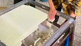 手在豆腐上一压就能完整切成块，开眼界