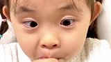 搞笑萌宝，什么叫大眼瞪小眼，看看这丫头就知道了