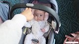 生龙活虎的宝宝真可爱，坐在摇篮里散步，你会喜欢吗