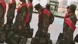 双胞胎大学毕业一起参军入伍，妈妈送行骄傲又自豪