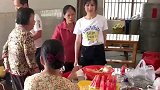 女孩第一次来男方家里，七大姑八大姨将她热情包围