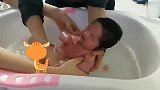 新生儿第一次洗澡，小宝宝好紧张的样子，好像是缺乏安全感