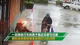 美国男子朝无家可归者泼易燃液体后点燃 监控拍下全过程