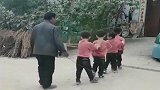 都到吃饭点了，奶奶叫不动他们，只能爷爷出马了，太霸气了