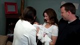 没有子女的中年夫妇第一次领养婴儿，见面那一刻所有的等待都值了