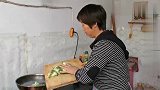 农村大叔招待客人，大婶下厨做家常菜，饭桌上有说有笑真热闹