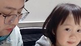 小宝贝喂爸爸吃饭的模样，真的好可爱呀