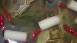 男子在锅内腌螃蟹，腌了一晚上螃蟹还活着