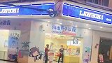 精神小伙街边拍视频，女朋友积极配合
