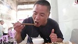 兵哥请客，论味道四娃还是喜欢这样的苍蝇馆子，味道气氛都到位