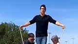 悬空能力极强的小伙，在空中极限跳绳，网友：越往上拍还能看到威亚呢！