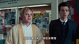妹妹也来参加化装舞会，哥哥把她介绍给胖小伙，还在后面偷偷观察