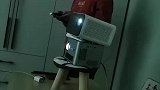 女子网购三个投影仪，到货后进行对比