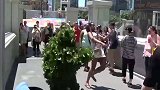 国外街头恶作剧，路人惊慌失措的表情真好玩