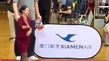 1米7的礼仪小姐姐，身材高挑能当模特，在巨人姚明面前却像个小矮人