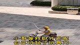 美团小哥：一会她出来我就这样，再这样，她如果跑我就这样！