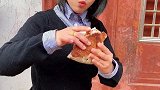 别烦我，我吃肉夹馍呢！