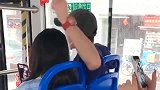 小伙子的一生，被后面的美女一手改写了，是不是该好好感谢一下！