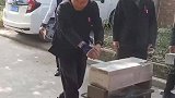 表演手劈石板