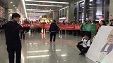 中超-17赛季-贵州球迷热情迎接曼萨诺 文筱婷陪同笑容超甜美点赞球迷-花絮