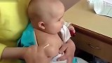 小宝宝要打针了，老爸还在忙着拍视频，孩子你是不是有话要说
