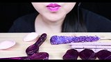 今天是紫色甜点派对，小姐姐吃了蓝莓饼干棒又吃冰晶棒棒糖