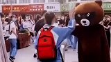 妈妈穿玩偶装扮，在校门口给女儿惊喜！
