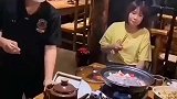 服务员这几下吓得顾客直接撤离