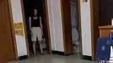 丈夫偷吃夜宵被老婆发现