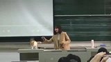 橘猫：老师我不用下去了，感觉趴这里听得清楚一点