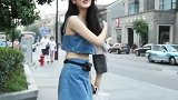 街拍短裙小姐姐，挑纤瘦好身材，清纯中带着一丝性感！