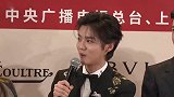 鹿晗新节目素颜出镜脸庞圆润 不惧镜头怼脸皮肤状态好